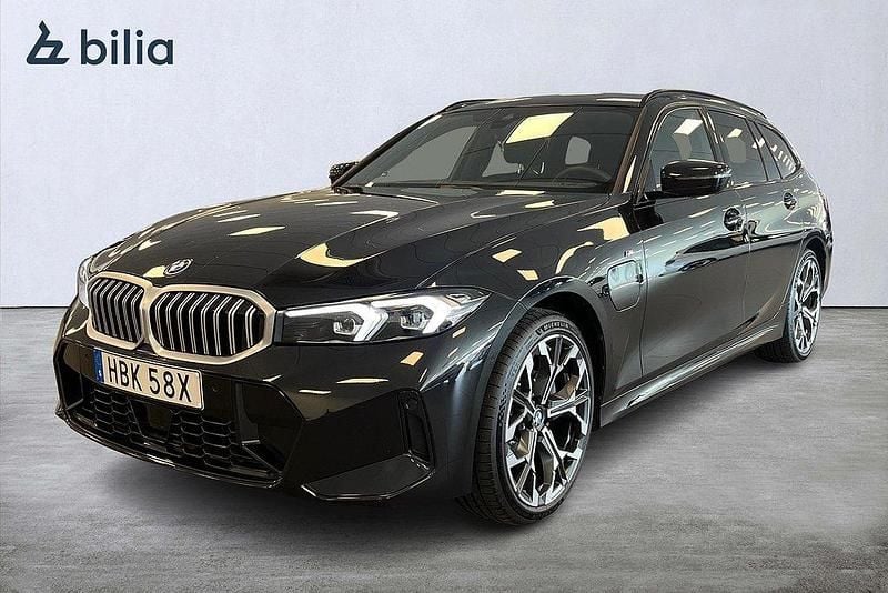 Svart Begagnad 2024 BMW 330e M Sport Kombi | 579 000 kr (Dyr) - Bild 1/4