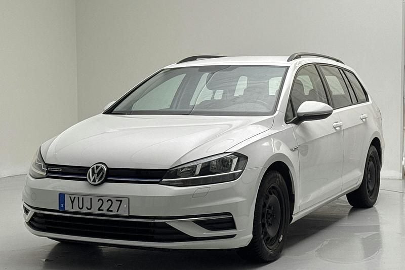 Vit Begagnad 2018 VW Golf VII | 129 000 kr (Marknadspris) - Bild 1/4