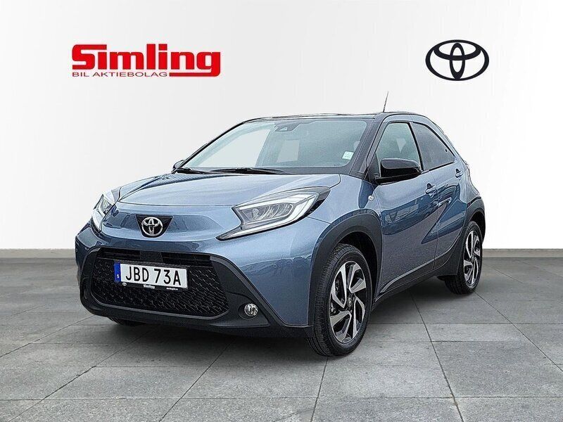Grå Ny 2024 Toyota Aygo Pulse Halvkombi | 249 900 kr (Lite dyr) - Bild 1/4