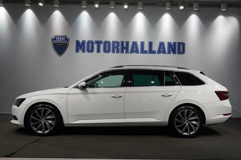 Vit Begagnad 2019 Skoda Superb LAURIN & KLEMENT Kombi | 279 900 kr (Marknadspris) - Bild 1/4