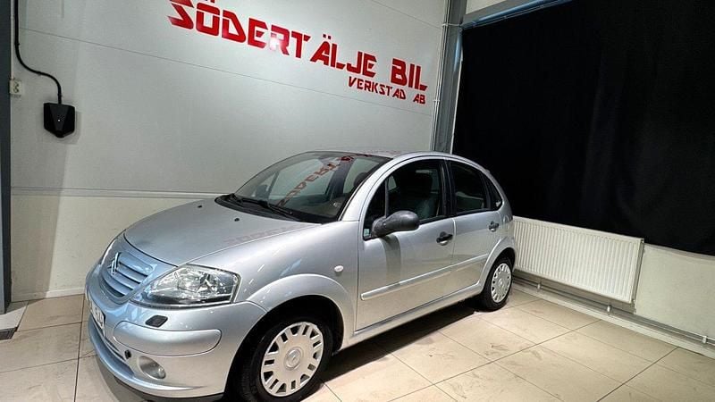 Silver Begagnad 2003 Citroën C3 Halvkombi | 24 900 kr (Marknadspris) - Bild 1/4