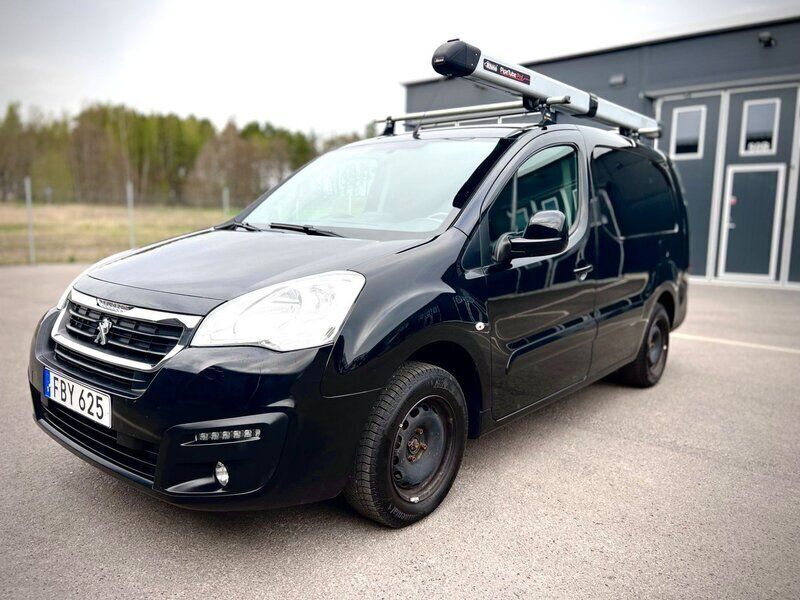 Svart Begagnad 2017 Peugeot Partner Minibuss | 94 900 kr (Bra pris) - Bild 1/4