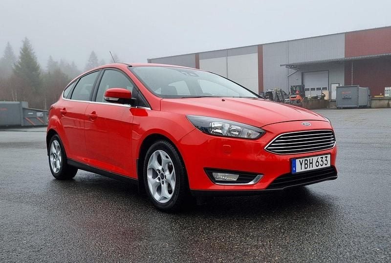 Röd Begagnad 2016 Ford Focus Titanium Halvkombi | 69 000 kr (Bra pris) - Bild 1/4