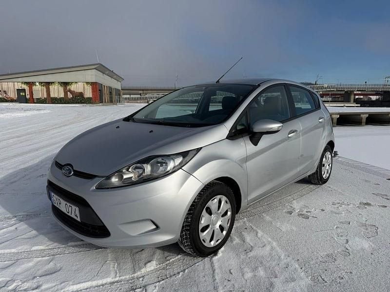 Begagnad Ford Fiesta Trend 75 HK (55 kW) 2009 Silver matallic Halvkombi