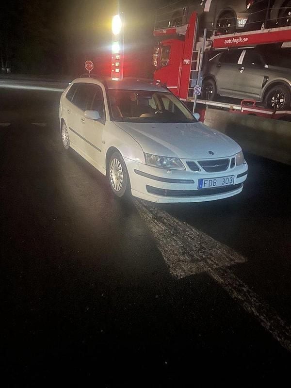 Vit Begagnad 2007 Saab 9-3 Linear Kombi | 25 000 kr (Marknadspris) - Bild 1/1