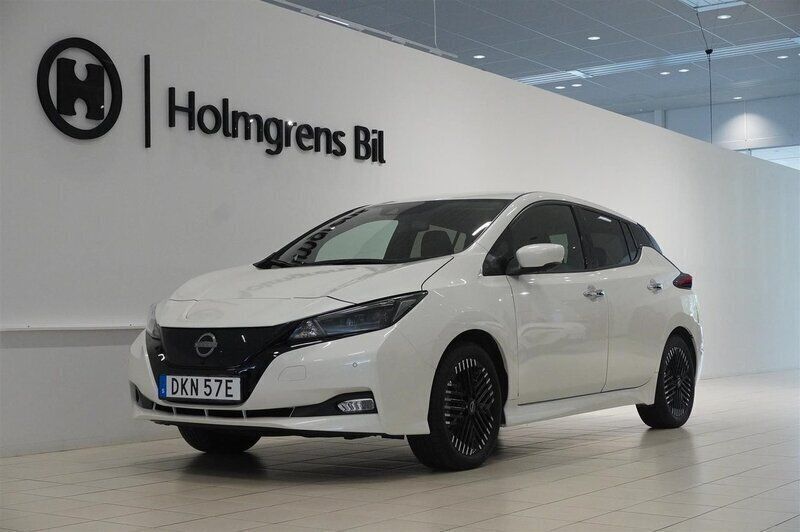 Vit (pearl white) Begagnad 2022 Nissan Leaf N-Connecta Halvkombi | 179 900 kr (Marknadspris) - Bild 1/4