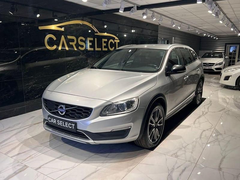 Silver Begagnad 2016 Volvo V60 CC Summum Kombi | 159 900 kr (Lite dyr) - Bild 1/4