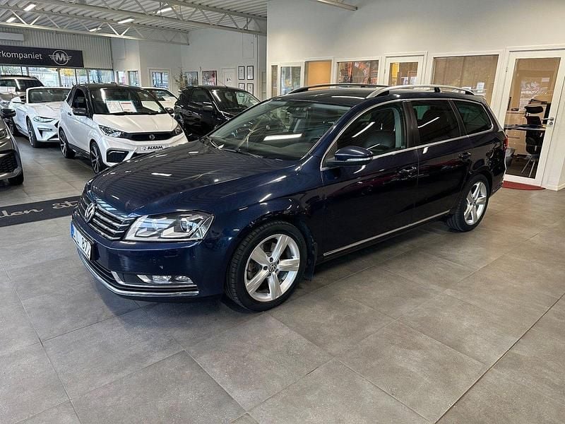 Mörkblå Begagnad 2011 VW Passat Kombi | 74 900 kr (Marknadspris) - Bild 1/4