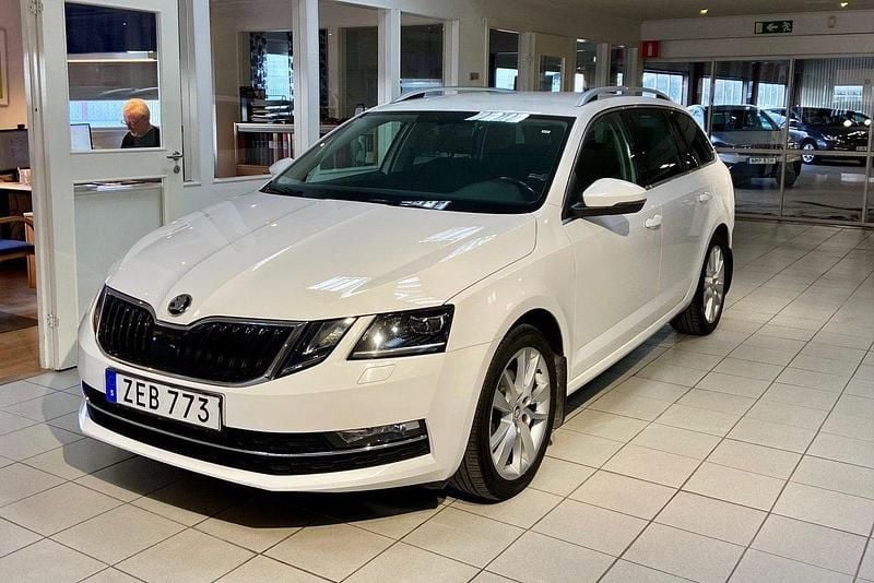 Vit Begagnad 2018 Skoda Octavia Style Kombi | 139 900 kr (Marknadspris) - Bild 1/3