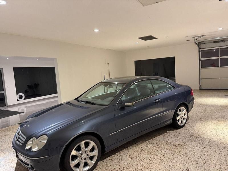 Blå Begagnad 2002 Mercedes CLK240 Elegance Sportkupé | 44 900 kr (Dyr) - Bild 1/4