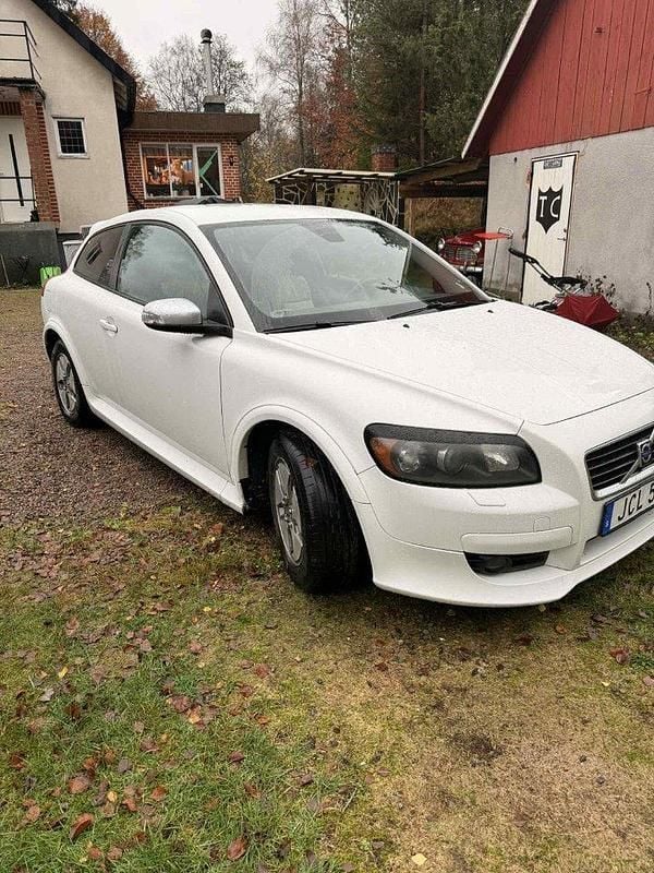 Vit Begagnad 2009 Volvo C30 R-Design Halvkombi | 45 000 kr (Marknadspris) - Bild 1/4