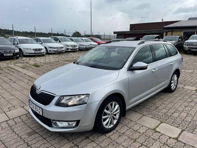 Silver Begagnad 2017 Skoda Octavia Ambition Kombi | 119 900 kr (Marknadspris) - Bild 1/4