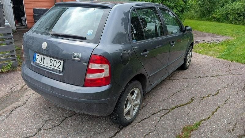 Grå Begagnad 2007 Skoda Fabia Halvkombi | 10 000 kr (Superpris) - Bild 1/4