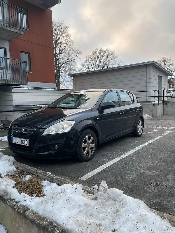 Svart Begagnad 2007 Kia Ceed Halvkombi | 33 500 kr (Marknadspris) - Bild 1/4