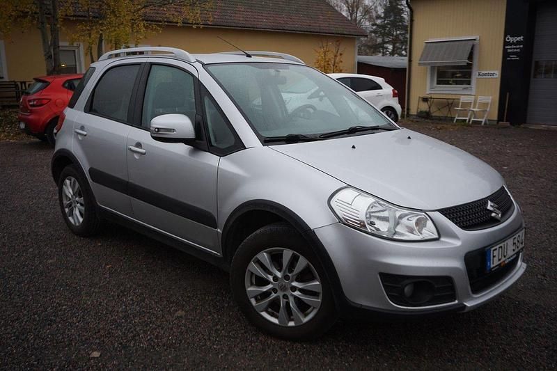 Grå Begagnad 2012 Suzuki SX4 Halvkombi | 69 900 kr (Marknadspris) - Bild 1/4
