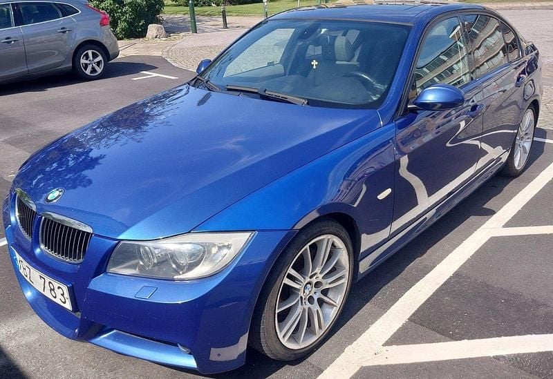 Blå Begagnad 2006 BMW 325 Comfort Edition Sedan | 85 000 kr (Marknadspris) - Bild 1/4