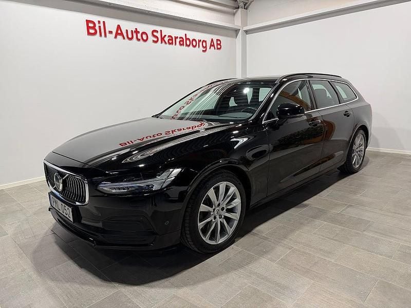 Begagnad Volvo V90 Momentum 197 HK (144 kW) 2022 Svart Kombi