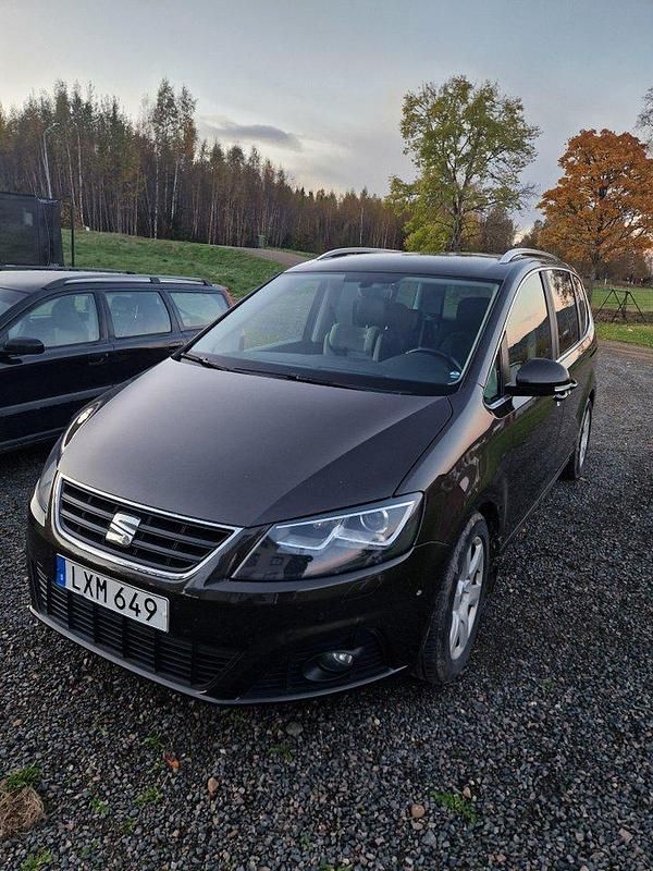 Brun Begagnad 2016 Seat Alhambra 4Drive Minibuss | 185 000 kr (Marknadspris) - Bild 1/4