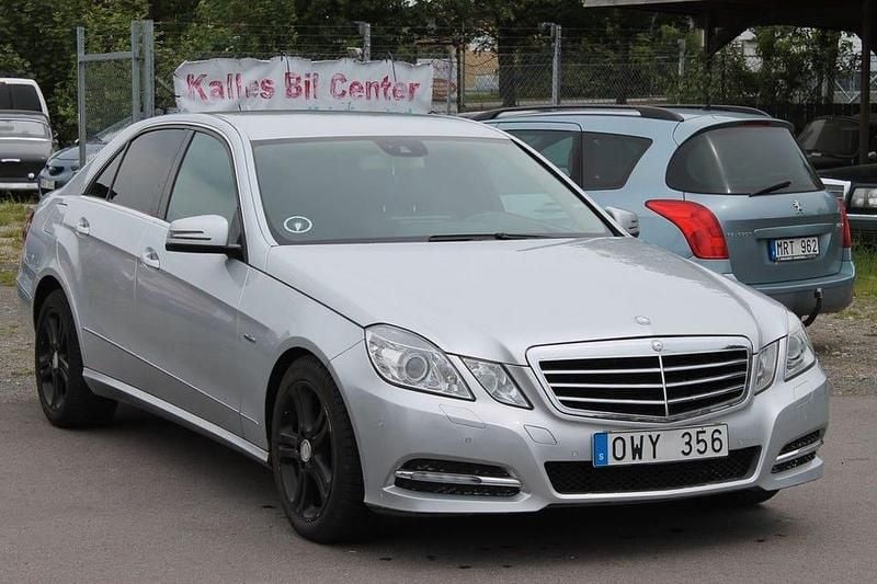 Silver Begagnad 2010 Mercedes E220 Avantgarde Sedan | 96 000 kr (Marknadspris) - Bild 1/4