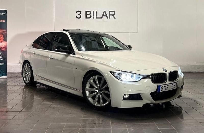 Vit Begagnad 2013 BMW 320 M Sport Sedan | 184 990 kr (Dyr) - Bild 1/4