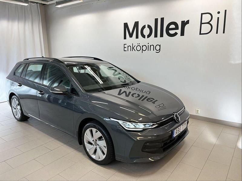 Grå (dolphin grey metallic) Begagnad 2024 VW Golf VIII Life Kombi | 309 000 kr (Marknadspris) - Bild 1/4