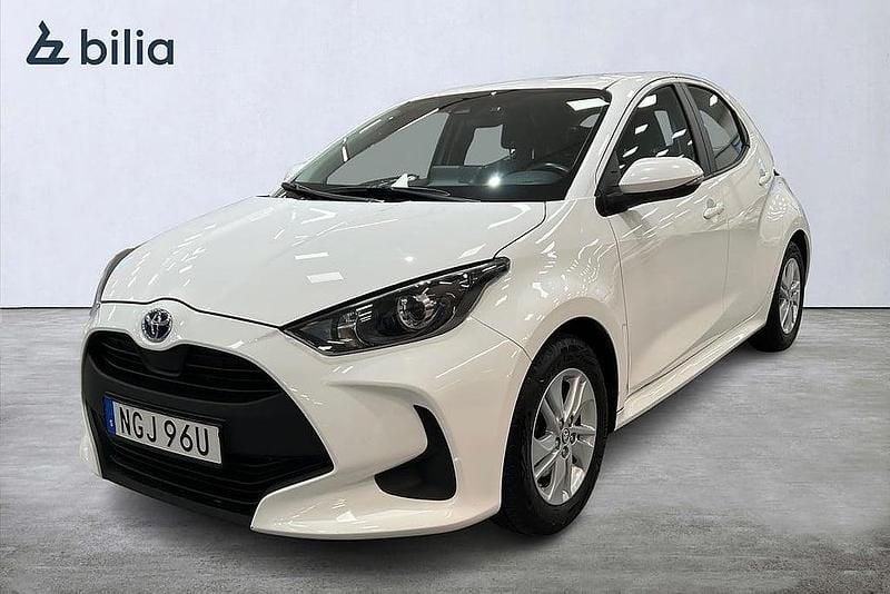 Vit Begagnad 2022 Toyota Yaris Hybrid Active Halvkombi | 209 900 kr (Marknadspris) - Bild 1/3