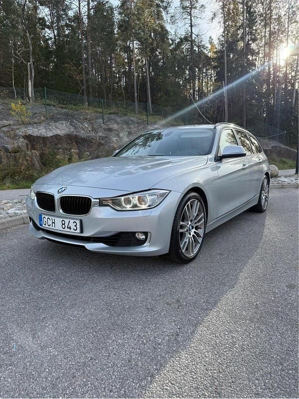 Silver Begagnad 2013 BMW 328 M Sport Kombi | 134 900 kr (Superpris) - Bild 1/4