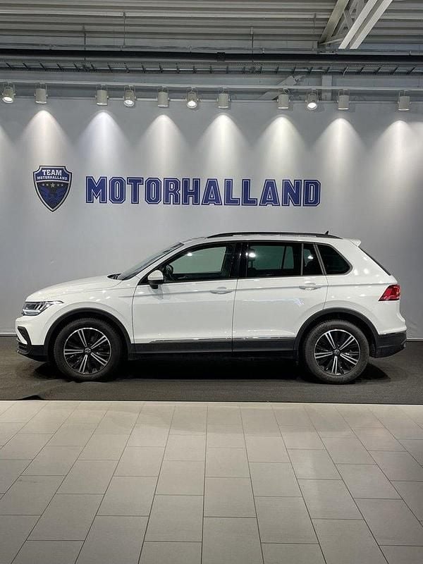 Vit Begagnad 2022 VW Tiguan Life SUV | 274 900 kr (Marknadspris) - Bild 1/4