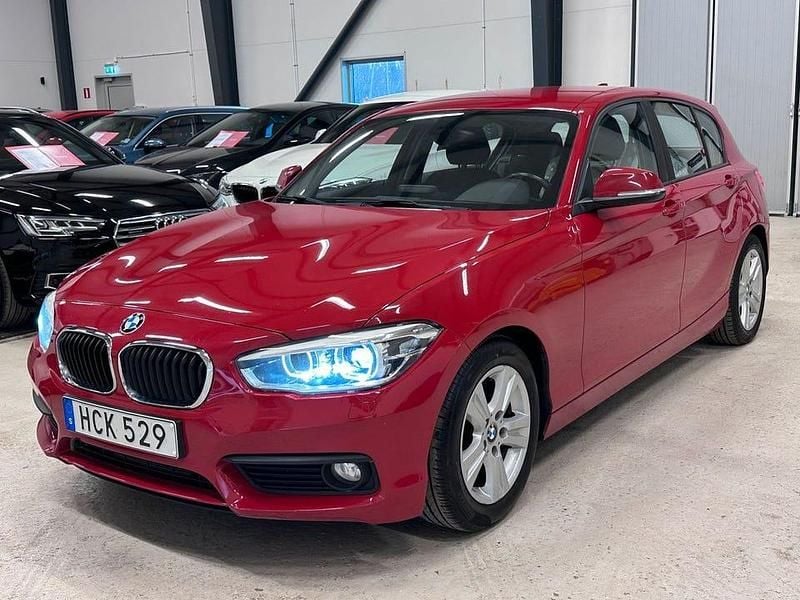 Röd Begagnad 2015 BMW 116 Advantage Halvkombi | 99 700 kr (Bra pris) - Bild 1/4