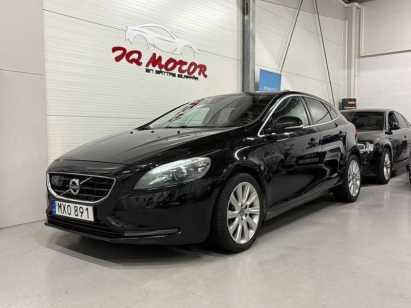 Svart Begagnad 2013 Volvo V40 Summum Halvkombi | 89 900 kr (Marknadspris) - Bild 1/4