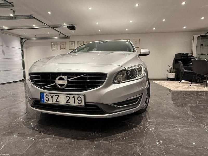 Silver Begagnad 2014 Volvo V60 Momentum Kombi | 109 900 kr (Bra pris) - Bild 1/4