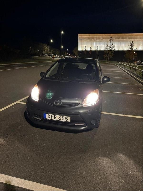 Grå Begagnad 2014 Toyota Aygo Halvkombi | 35 000 kr (Marknadspris) - Bild 1/4