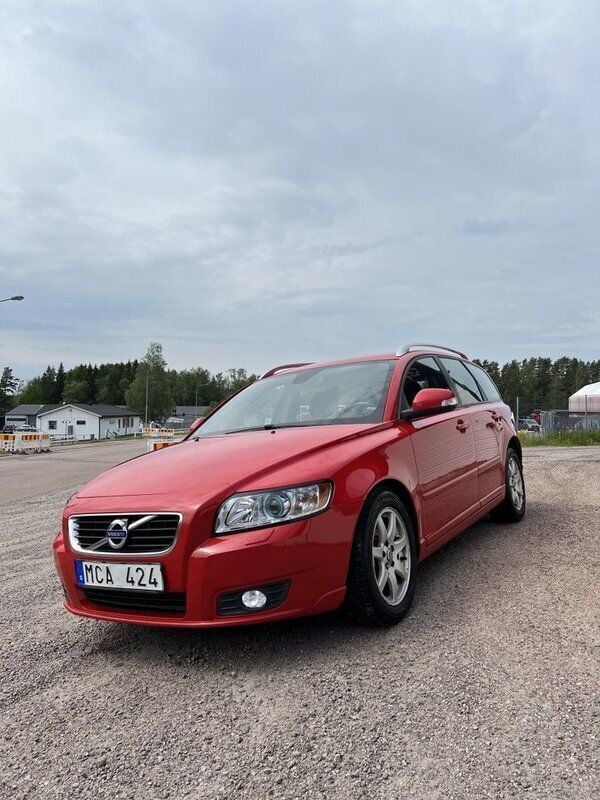 Röd Begagnad 2012 Volvo V50 Momentum Kombi | 92 000 kr (Dyr) - Bild 1/4