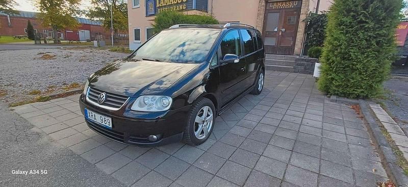Svart Begagnad 2006 VW Touran Highline Minibuss | 36 000 kr - Bild 1/4