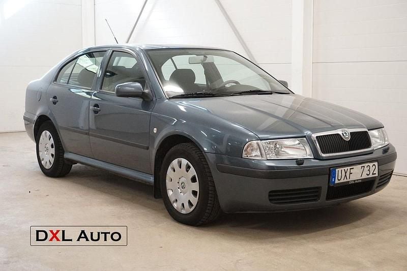 Mörkgrå (grå) Begagnad 2004 Skoda Octavia Tour Halvkombi | 29 900 kr (Marknadspris) - Bild 1/4
