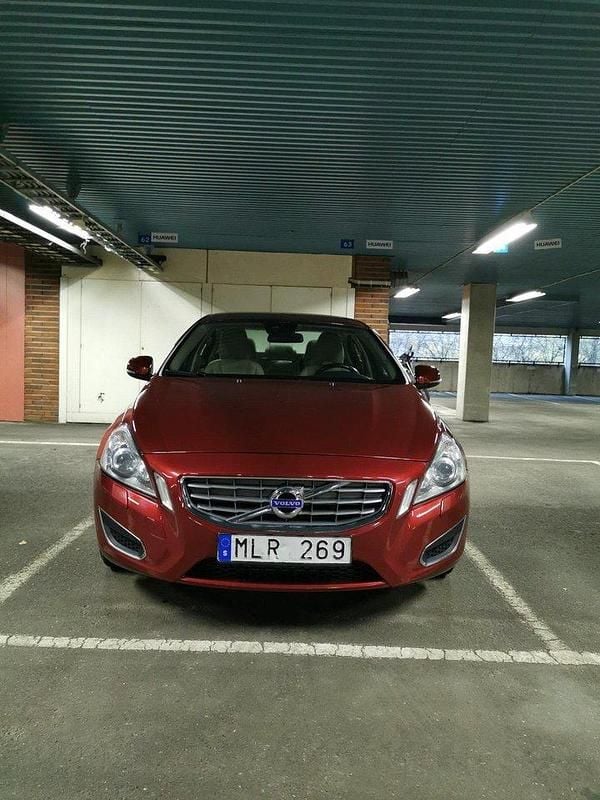 Röd Begagnad 2013 Volvo S60 Sedan | 77 500 kr (Superpris) - Bild 1/4