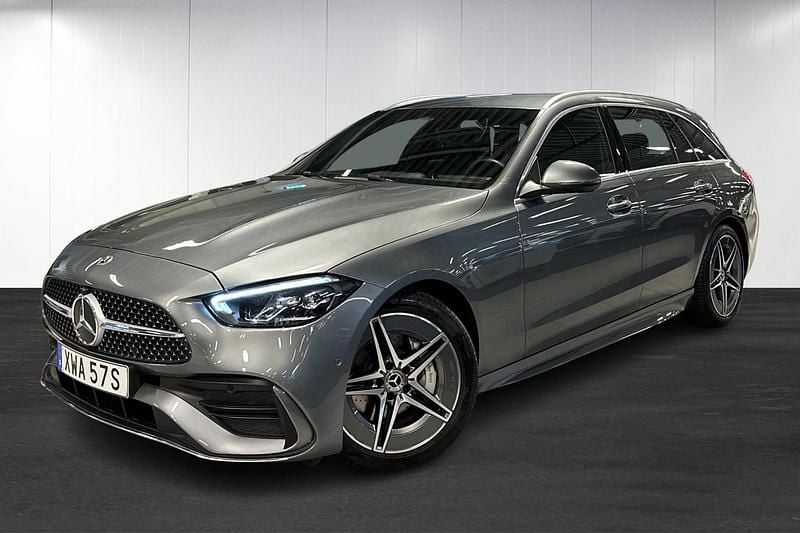 Grå (grey) Begagnad 2024 Mercedes C200 AMG line Kombi | 439 900 kr (Marknadspris) - Bild 1/4