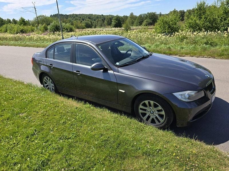 Grå Begagnad 2008 BMW 320 Advantage Sedan | 95 000 kr (Lite dyr) - Bild 1/4