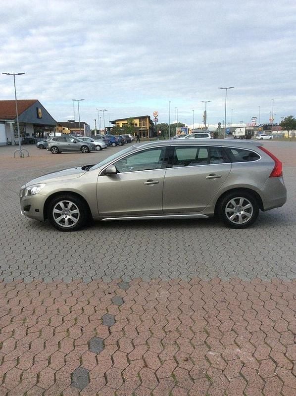 Brun Begagnad 2013 Volvo V60 Summum Kombi | 83 000 kr (Superpris) - Bild 1/4