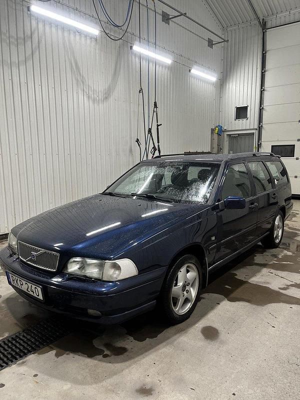 Blå Begagnad 2000 Volvo V70 Standard Kombi | 27 000 kr (Lite dyr) - Bild 1/4