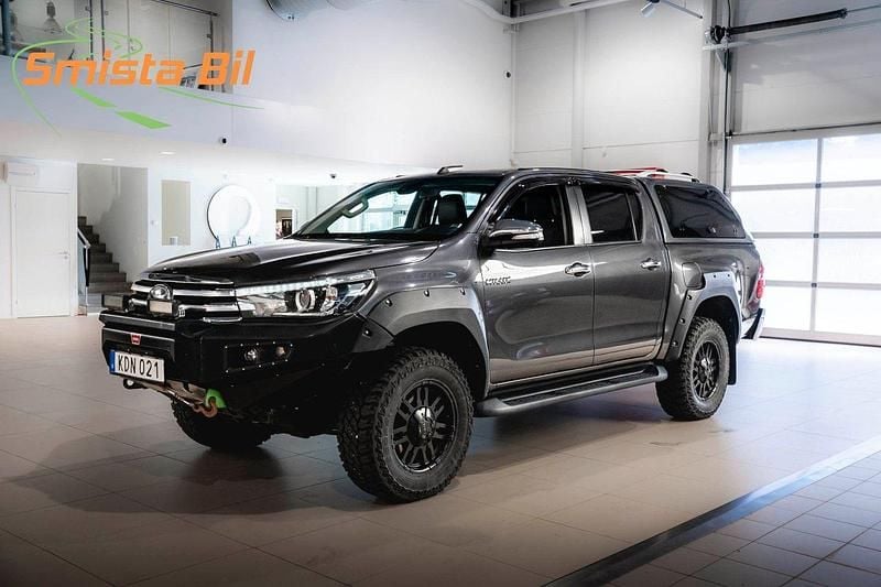 Mörkgrå (grå) Begagnad 2017 Toyota HiLux Premium Pickup | 398 800 kr (Dyr) - Bild 1/3