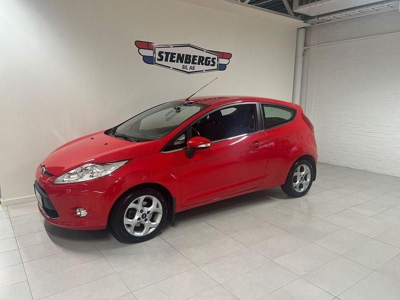 Röd Begagnad 2010 Ford Fiesta Titanium Halvkombi | 39 900 kr (Marknadspris) - Bild 1/4