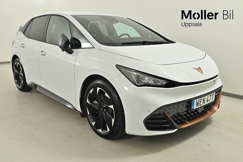 Vit (glacial white metallic) Begagnad 2025 Cupra Born e-Boost Halvkombi | 379 900 kr (Lite dyr) - Bild 1/4