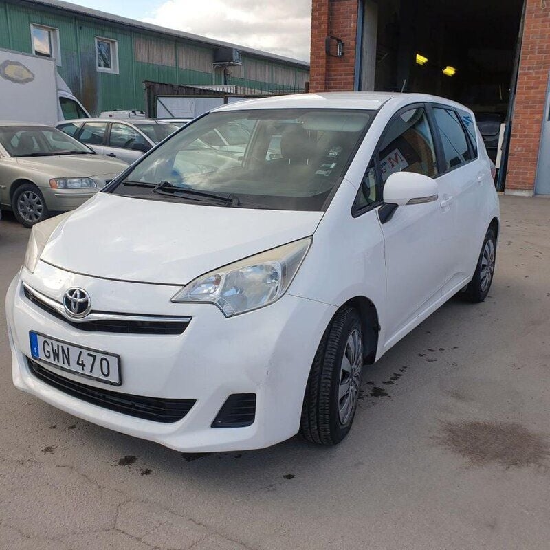 Vit Begagnad 2012 Toyota Verso-S Multidrive S Minibuss | 64 900 kr (Marknadspris) - Bild 1/4