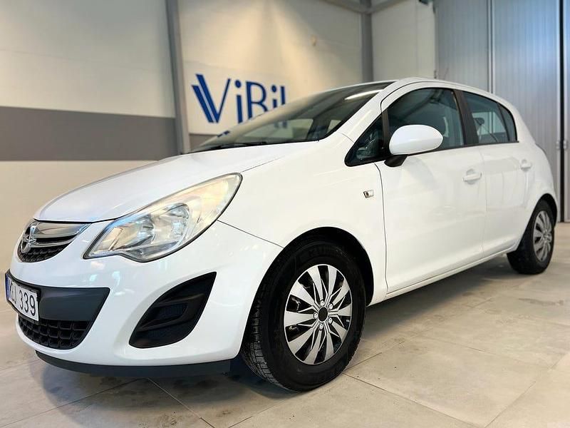 Begagnad Opel Corsa Enjoy 84 HK (61 kW) 2011 Vit Halvkombi