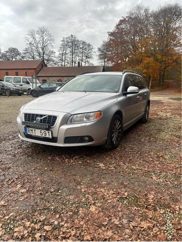 Grå Begagnad 2008 Volvo V70 Momentum Kombi | 50 000 kr (Marknadspris) - Bild 1/4