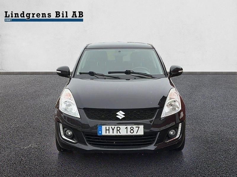 Begagnad Suzuki Swift 94 HK (69 kW) 2015 Svart Halvkombi