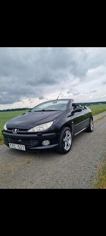 Svart Begagnad 2003 Peugeot 206 CC Cab | 25 000 kr (Marknadspris) - Bild 1/4