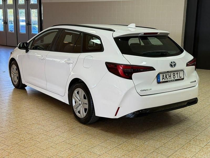 Begagnad Toyota Corolla Life 140 HK (102 kW) 2023 Vit Kombi