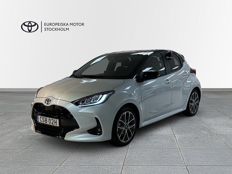 Vit Ny 2024 Toyota Yaris Hybrid Style Halvkombi | 289 900 kr (Marknadspris) - Bild 1/4